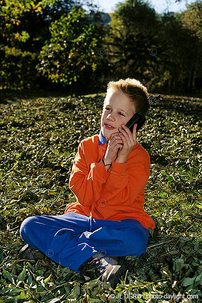 petit garon dans les feuilles - little boy in leaves